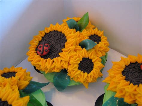 Take your time, and enjoy. Oreo Sunflower Cupcakes | buttercreamdream | Flickr