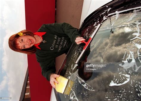 Tv Weather Girl Sian Lloyd Offers A Free Car Windscreen Wash In News
