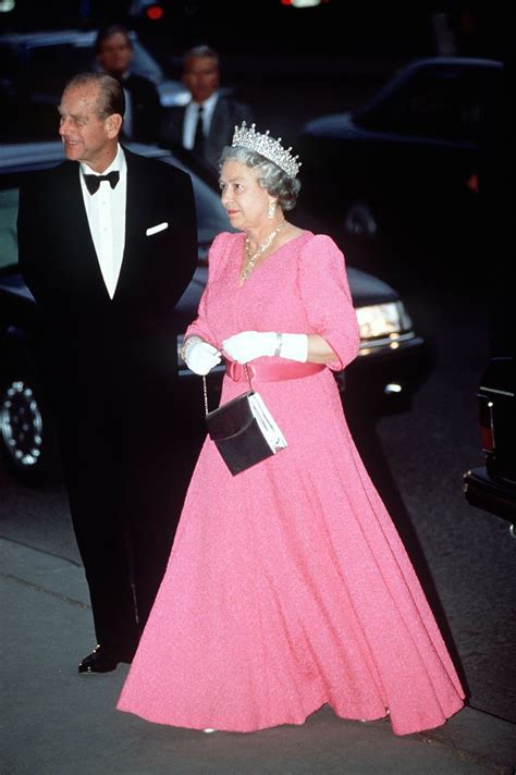 Queen Elizabeths Best Fashion Looks The Queens Classic Outfits