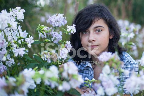 Foto De Stock Adolescente Sentada En Un Prado De Flores Silvestres Libre De Derechos FreeImages