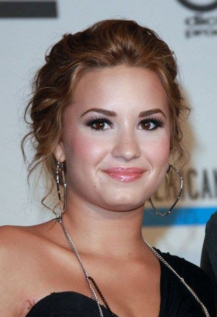 Demi Lovato Wavy Hair Style Demi Lovato Hair Hair Photo Chignon Hair