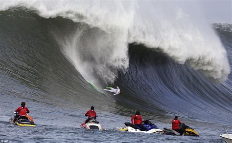 Surfers Take On 40ft Monster Waves At Half Moon Bay Contest Daily