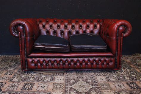 Come prendersi cura del proprio divano in pelle? Divano Chesterfield club due posti in pelle rosso bordeaux (865) - Divani originali Chesterfield ...