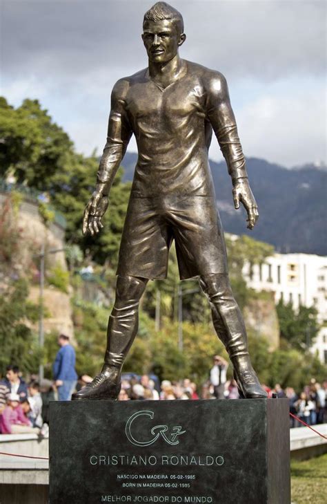 New Cristiano Ronaldo statue shows off star's best features