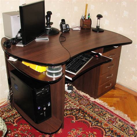 Компьютерный стол в комнату