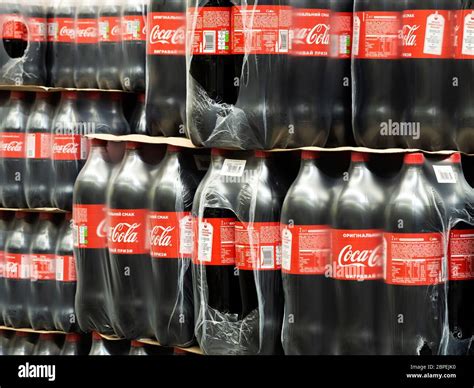 Paquetes Con Botellas De Plástico De Dos Litros Coca Cola En La Tienda
