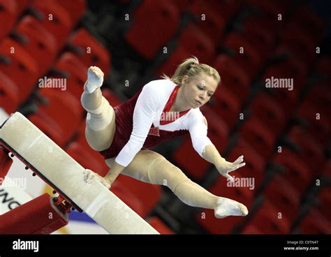 Weiblicher Gymnast Führt Einen Handstand Mit Nur Einem Arm Am Balken Bei Einem Gymnastik