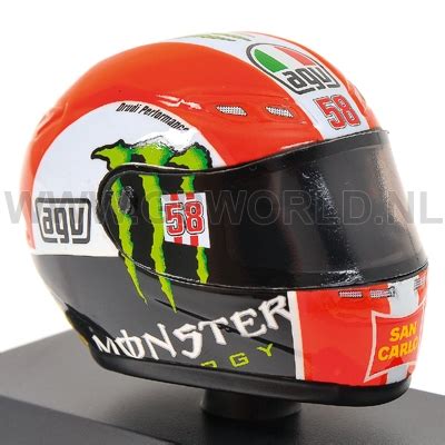Bahkan helm pembalap honda gresini itu sampai terlepas dari kepalanya. 2011 helm Marco Simoncelli - GPworld News