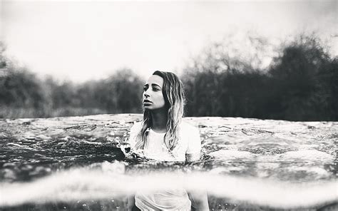 Monocromo mujeres al aire libre bajo el agua agua mujeres río