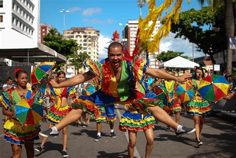 Os Dez Desfiles Inesquecíveis De Escolas De Samba Frevo Carnaval De Rua Desfile De Carnaval