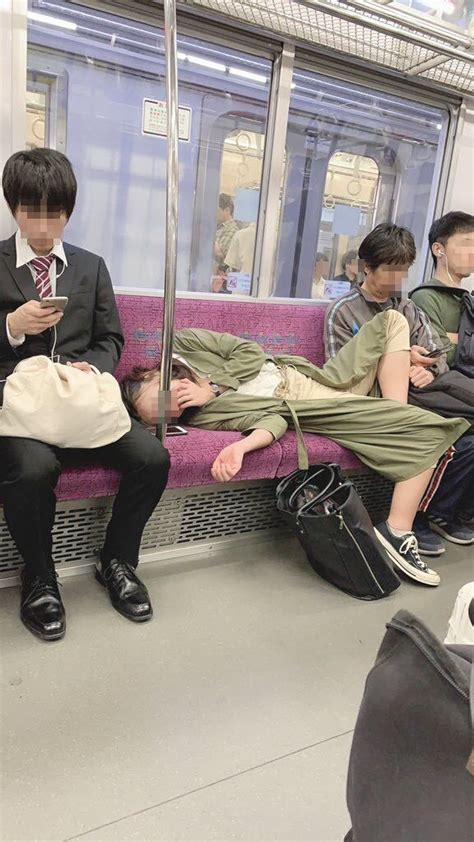 【画像】電車内で豪快に眠る泥酔女性たち ナニカノサナギ
