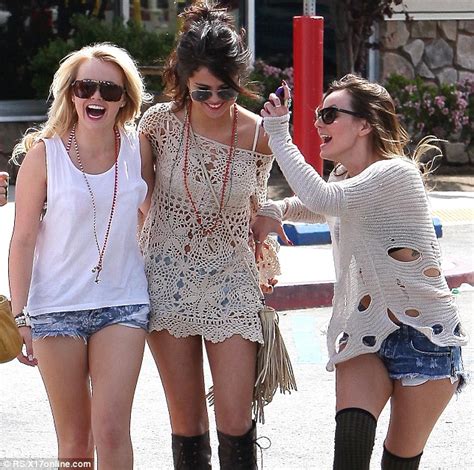 Selena Gomez Cant Contain Her Laughter As Pals Phone Puts Girlfriends