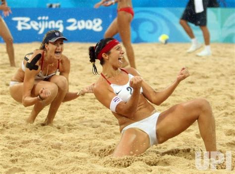 Photo Usa Vs China In Womens Beach Volleyball Final In Beiing