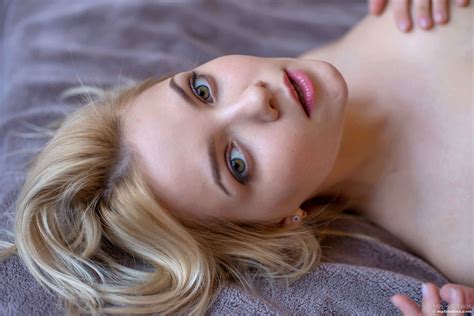 Wallpaper Cali Mpl Studios Blonde Model Face Women In Bed Green Eyes Lying On Back