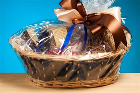 Don't forget to order a gift basket of delicious chocolate dipped strawberries. 4 Unique Business Holiday Gift Ideas That Outdo Fruitcake