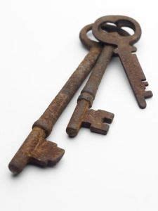 Whether you locked yourself out of your house, or just into experimenting with locks, check out this video to learn how to open a deadbolt door lock. Display Ideas for Antique Keys | Skeleton key, Key crafts, Skeleton key lock