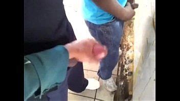 Pegação gay no banheiro público brasileiro