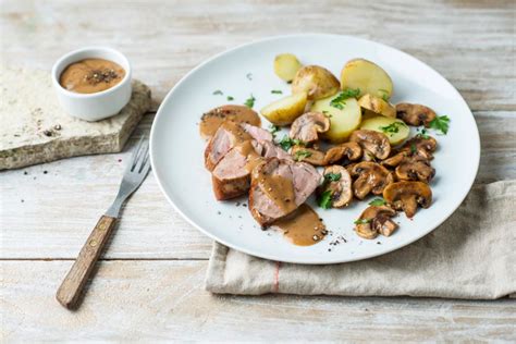 Varkenshaasje Met Aardappel In De Schil En Champignons Recept