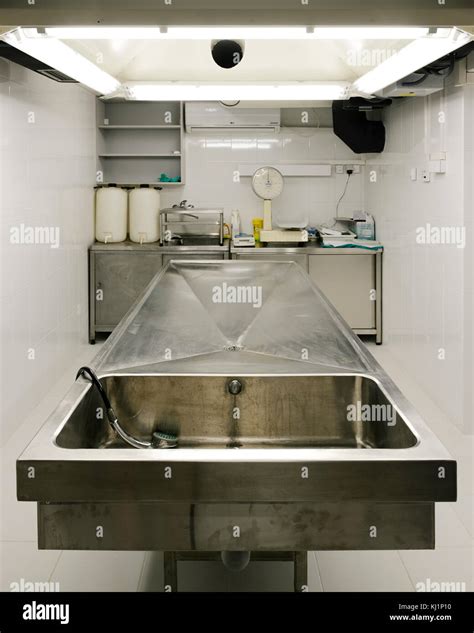 Mesa De Autopsia En Un Depósito De Cadáveres Fotografía De Stock Alamy