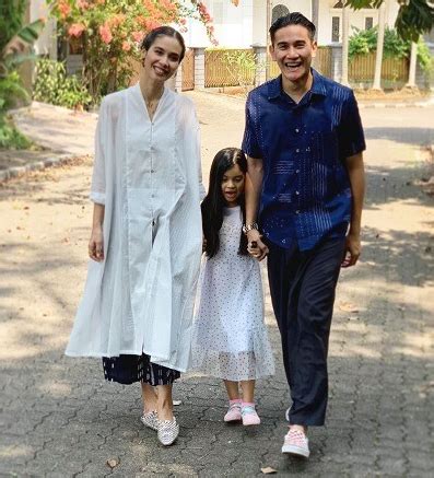 Saat lebaran pun, incess, begitu ia akrab disapa tetap bergaya glamor. Foto Keluarga dengan Seragam Kompok Ala Selebriti ...