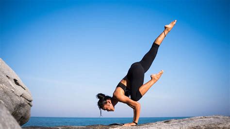 suivre un cours de yoga pour réussir la posture du corbeau