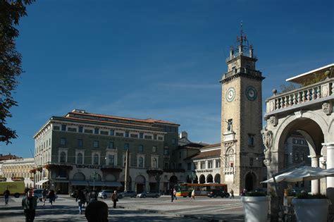 Bergamo is a city in lombardy, a region of italy, and the capital of the namesake province. File:Italia Bergamo 06.JPG - Wikimedia Commons