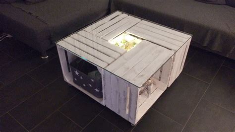 Man bekommt heute alle nötigen baumaterialien im baumarkt und kann möbel von tisch und bett über die kommode bis hin zur garderobe auch mit wenig handwerklichen kenntnissen selber bauen, zum beispiel aus alten. DIY-Couchtisch aus alten Obstkisten | Diy couchtisch ...