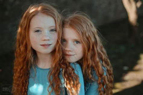 ภาพถ่ายฝาแฝดชาวสกอตแลนด์ ที่ดูแล้วชวนให้อยากมีเพื่อนเที่ยวแบบนี้ด้วยกัน