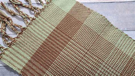weaving patterns in plain weave warped fibers