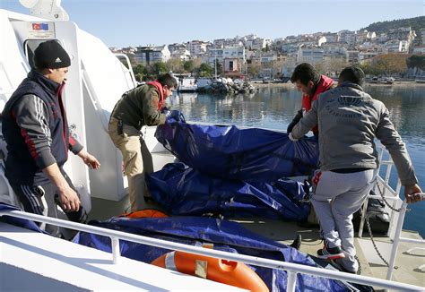Turkey Refugee Boat Sinks Off Turkeys Western Coast 20 Dead The