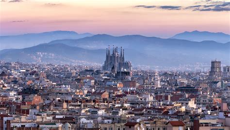 Aerial view of illuminated street amidst buildings in city. Die besten Reiseführer für Barcelona (+ Tipps für ...