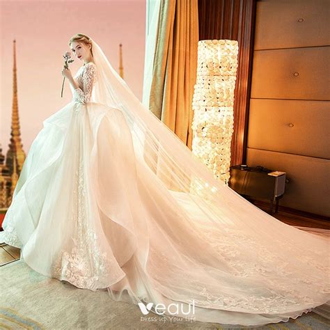 She was born audrey kathleen ruston and didn't start calling herself. Audrey Hepburn-Stil Champagner Brautkleider ...