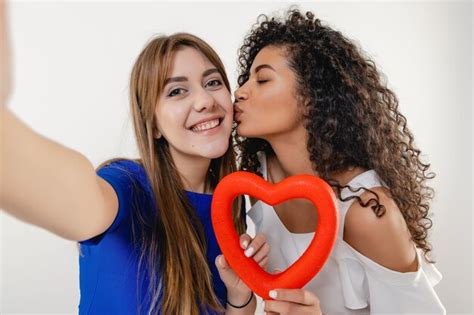 Pareja De Lesbianas Haciendo Selfie Con Figura En Forma De Coraz N Rojo Aislado Foto Premium