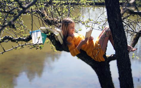 Girl Read On Tree 7010033