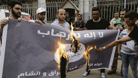 Burn Isis Flag Challenge In Medioriente Si Brucia La Bandiera Del