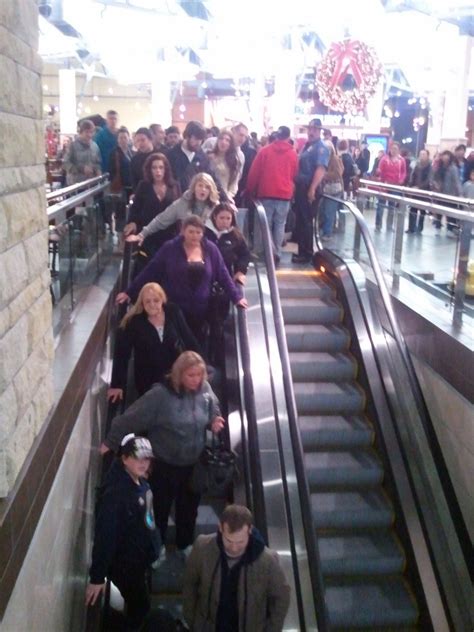 What Stores Open For Black Friday At Midnight - Black Friday: More than 2,000 shoppers rush into Clackamas Town Center