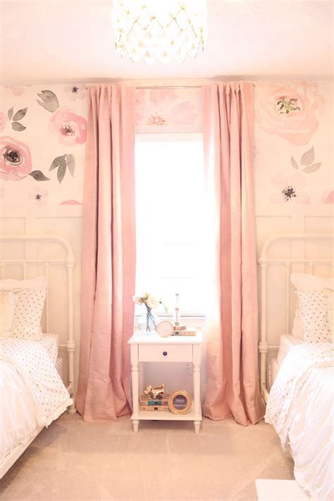 Floral wallpaper in pink girls room | Girl room, Pink girl room, Big