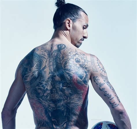 Jogador Zlatan Ibrahimovic Exibe Tatuagens Em Ensaio Nu Para Revista