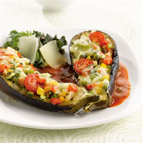 Aubergines cuites au four farcies de légumes grillés et gratinées de