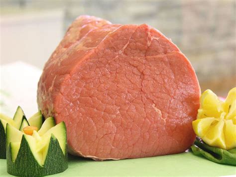 L'aletta di vitello sarà la tua nuova arma segreta ai fornelli, il tuo trucco per avere secondi piatti gustosi, la tua alleata per ottenere una carne morbida e succosa. Ricette con Magatello di vitello (o pesce di vitello)