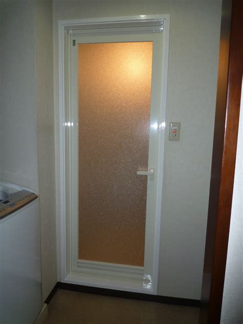 Tidak perlu bingung dengan luas ruangan yang mungil, karena diluar sana ada banyak inspirasi desain minimalis yang bagus dan menarik. Pintu Kaca Kamar Mandi > Windownesia | Jual Jendela ...