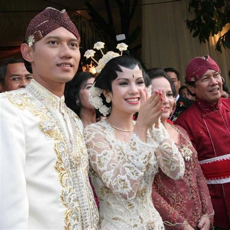 Ronce bunga melati meruapkan aroma harum yang manis sekaligus memperindah penampilan sang pengantin. 15 Potret Artis Memakai Riasan Paes Jawa, Makin Memesona!