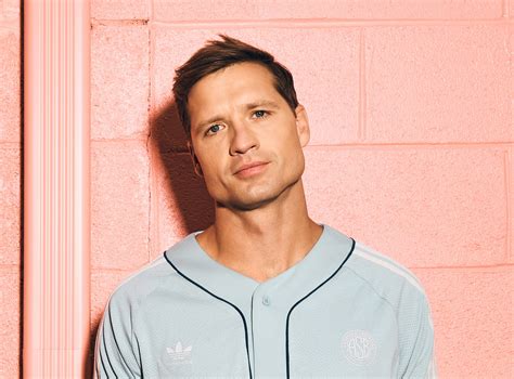 Walker Hayes Revists 90s Country In New Single Sounds Like Nashville