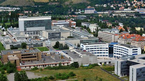 Česká televize çek cumhuriyeti'nde kamuya açık bir televizyon yayıncısıdır , yedi kanal yayınlıyor. M7 Group secures Czech TV contract