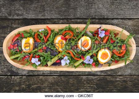 Einfache grüne salat rezepte als vorspeise oder eine leichte mahlzeit voller gesundes gemüse und zutaten. Salatzutaten, verschiedene grüne Blätter für Salate ...