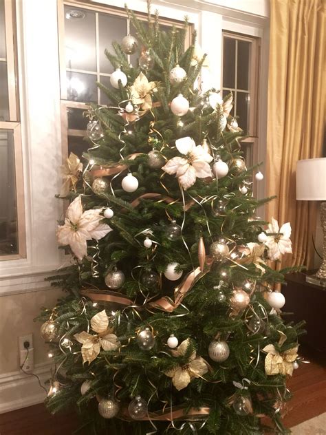 See more ideas about christmas arrangements, christmas floral, christmas floral arrangements. Pin by Nata Real Estate And Design on Gold and white ...