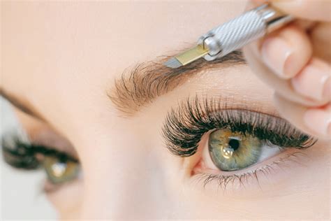 Microblading la nouvelle mode des sourcils tatoués