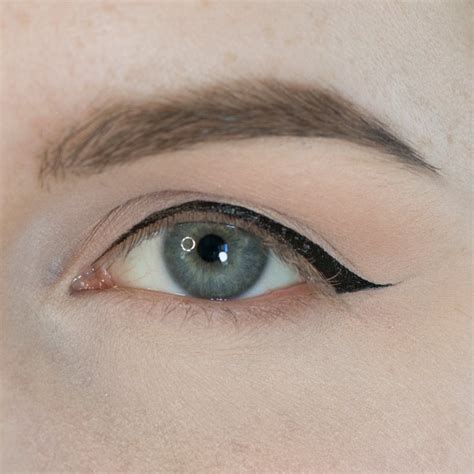 How To Apply Winged Eyeliner Tutorial —