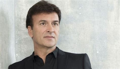 Tony carreira initially made a name for himself as an entertainer among portuguese immigrants living in france. Tony Carreira irreconhecível na missa de 1 mês da morte de ...
