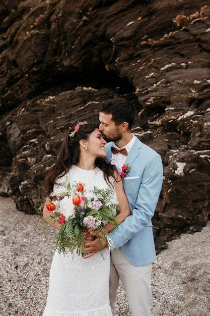 Wundersch Ner Ehemann Und Ehefrau Posieren Bei Ihrer Hochzeit Am Strand Kostenlose Foto